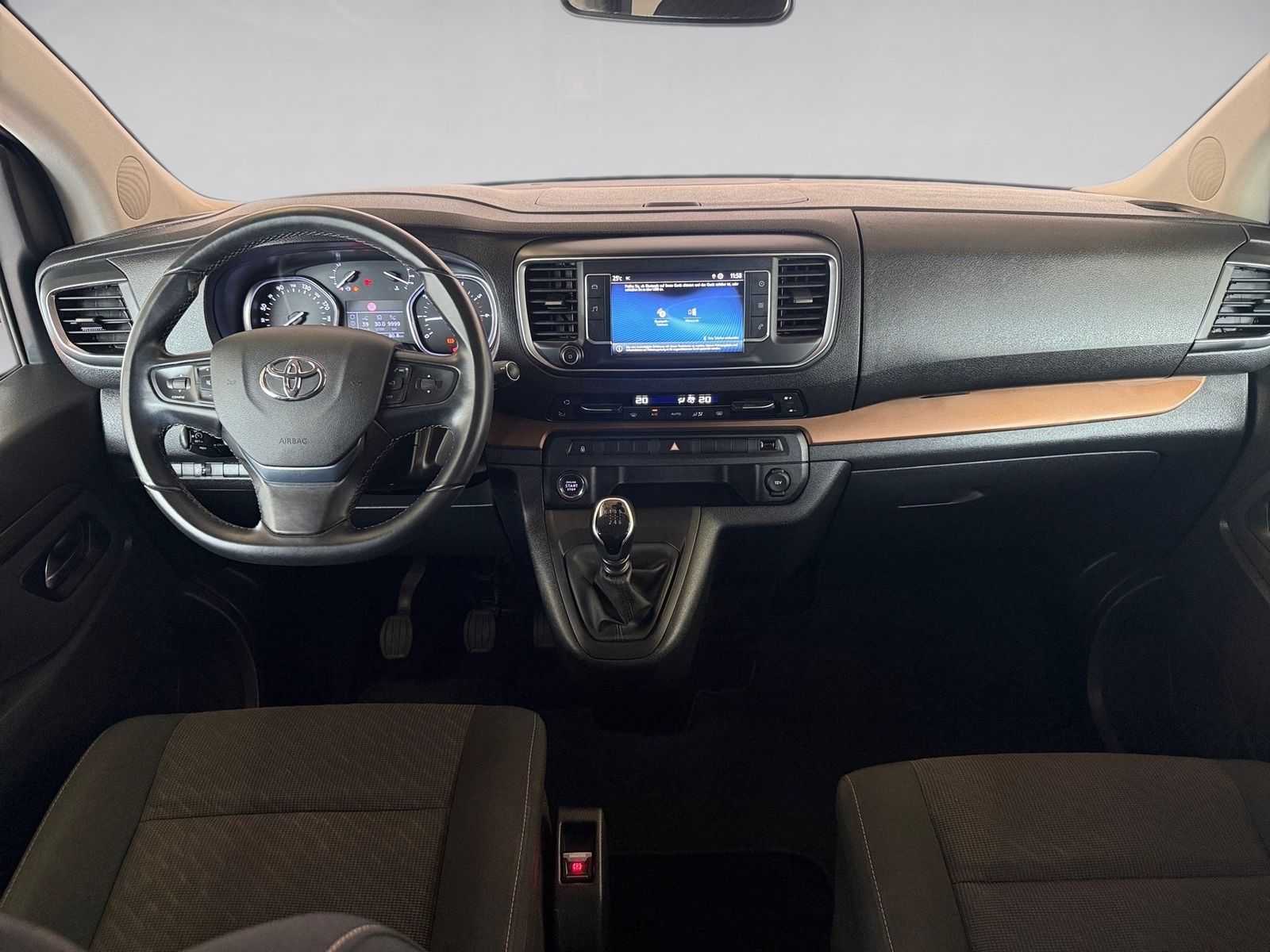 Fahrzeugabbildung Toyota Proace Verso 2.0 D-4D L1 Team D. 8 Sitzer