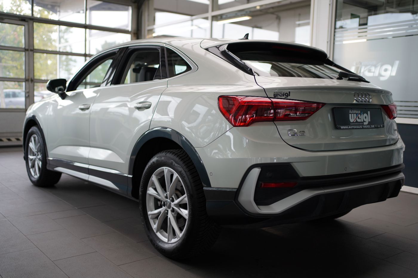 Fahrzeugabbildung Audi Q3 40 TFSI quattro S Line +Komfortzugang+LED+AHK