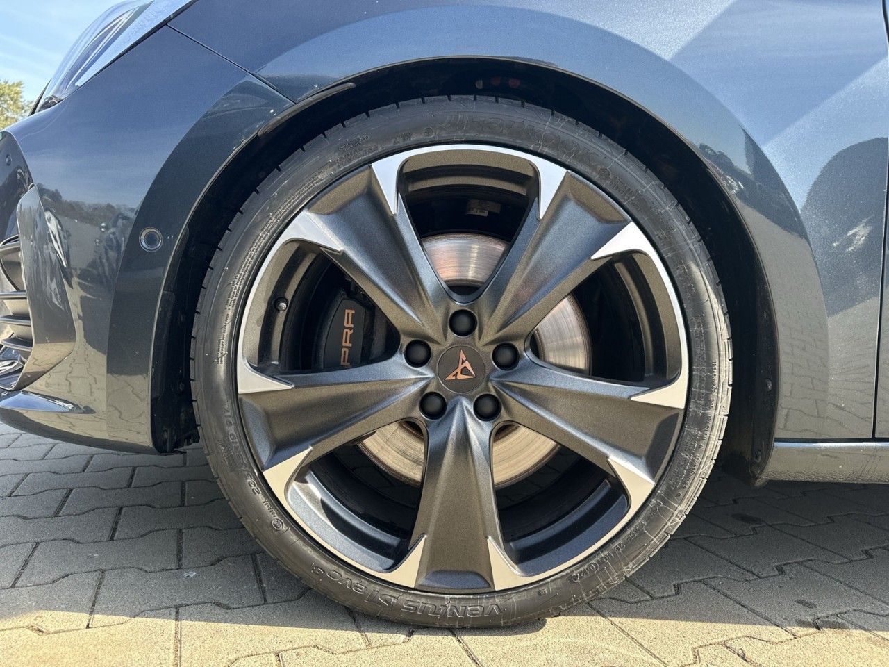 Fahrzeugabbildung CUPRA Leon Sportstourer VZ 2.0 TSI 245 PS 7-Gang-DSG - mit KI generiert/bearbeitet