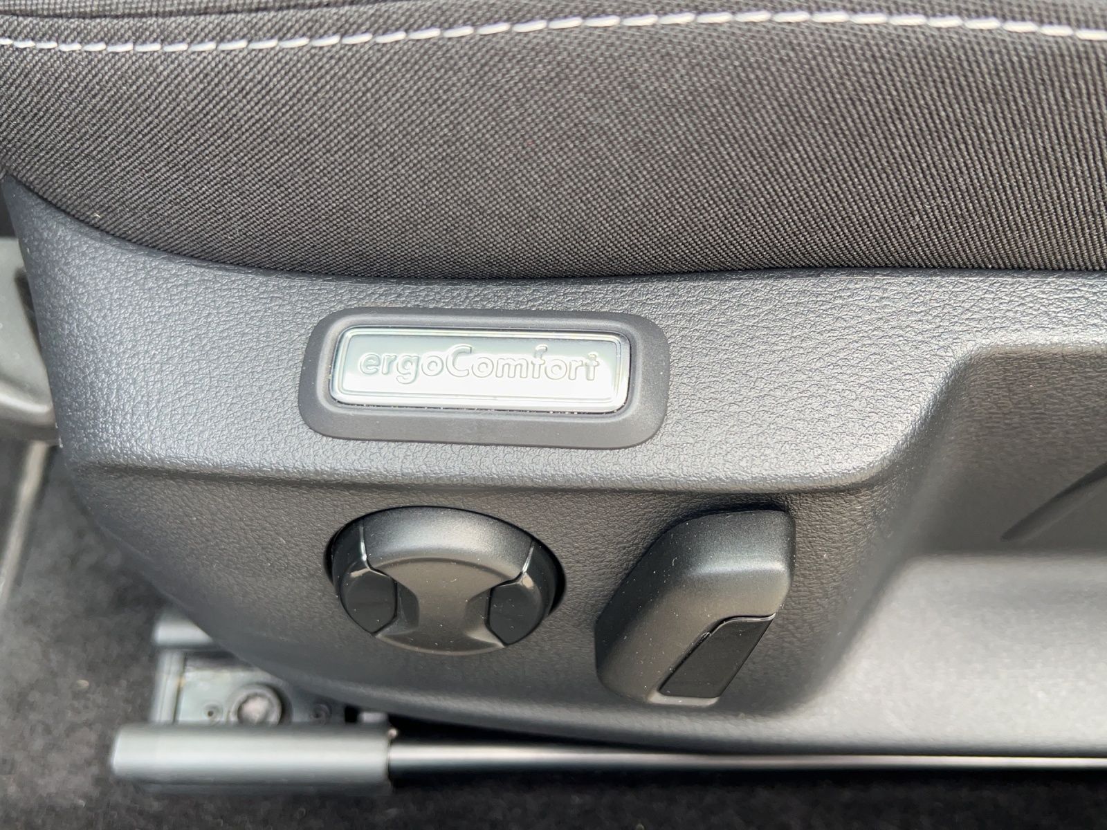 Fahrzeugabbildung Volkswagen Passat Variant TDI DSG AHK NAVI ACC LED PDC SHZ