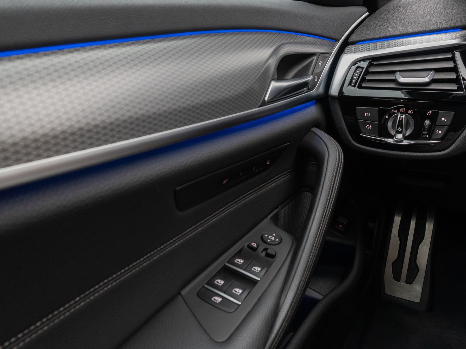 Fahrzeugabbildung BMW 540d xD M Sport Panorama 360°HUD SoftCl Massage