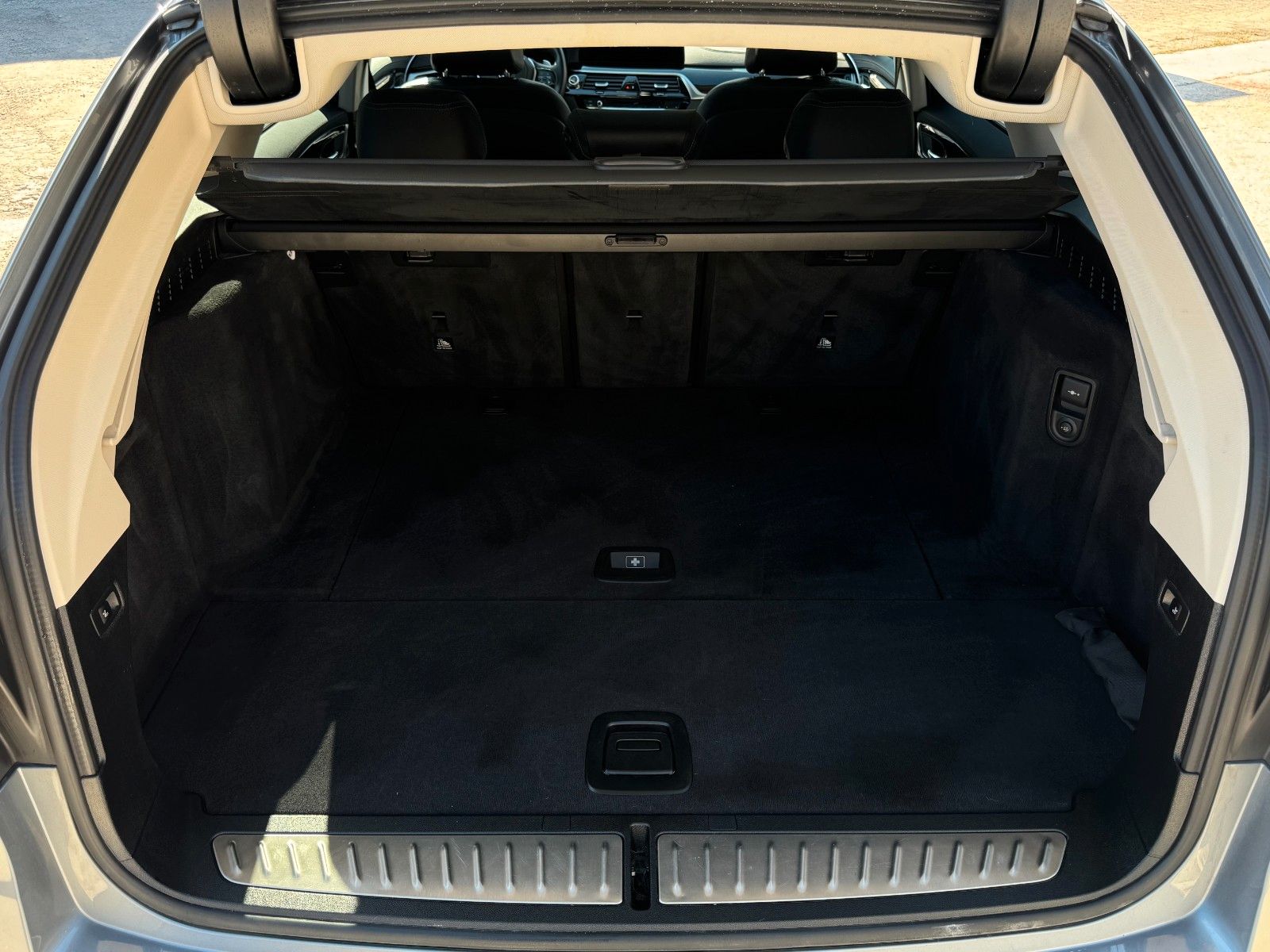 Fahrzeugabbildung BMW 520i Touring Luxury Line Pano Leder HiFi CAM AHK