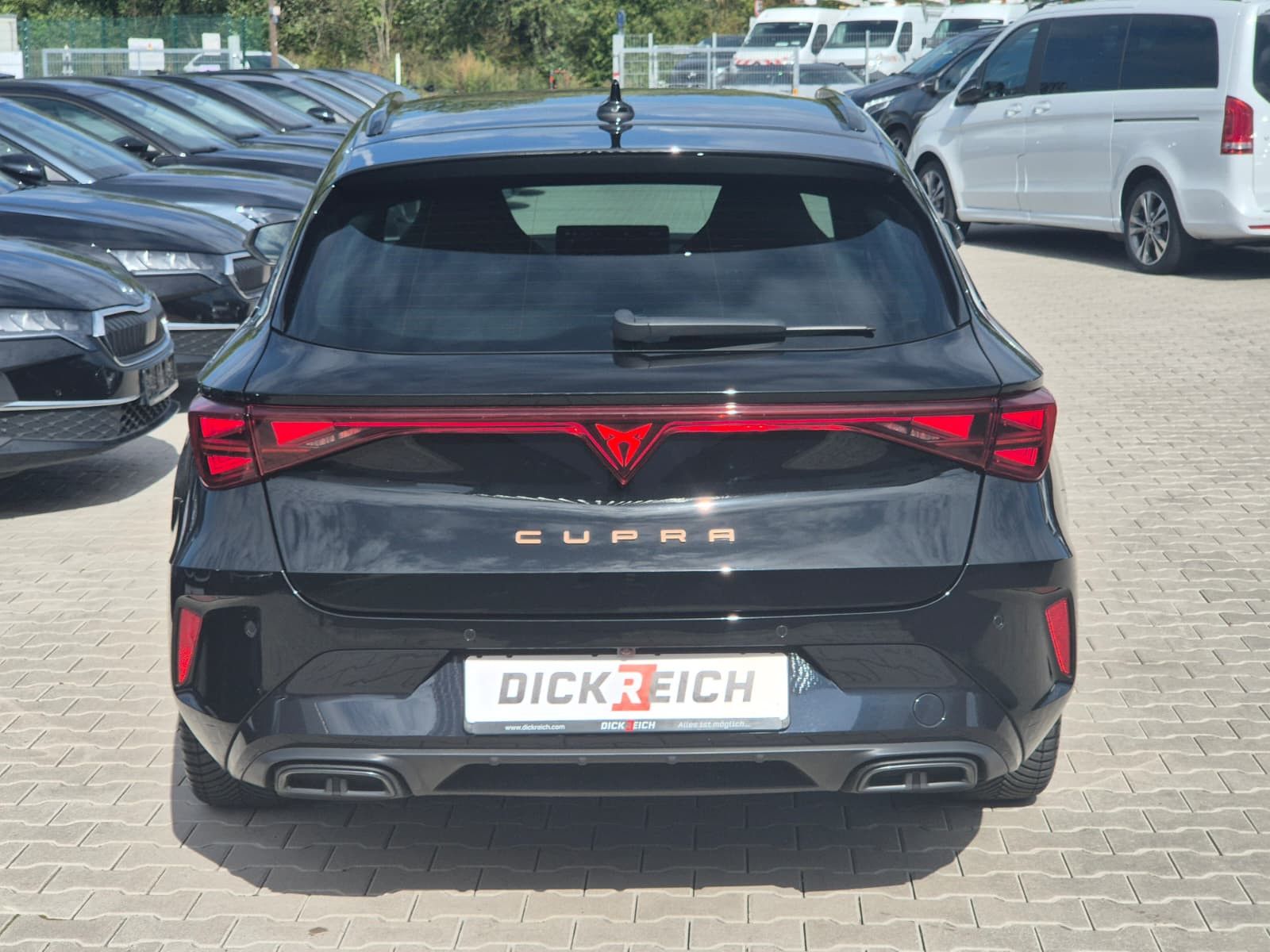 Fahrzeugabbildung CUPRA Leon 1.5 eTSI DSG AHK*DYNAMICA*EDGE*LED*5JGARAN.