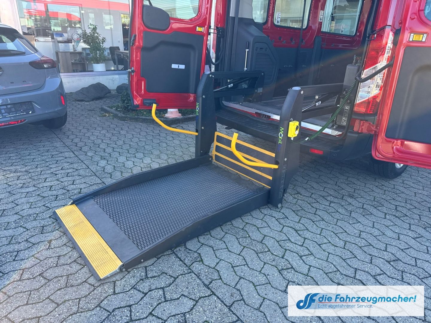 Fahrzeugabbildung Ford Transit Kombi 350 L3 Trend Behindertengerecht*74
