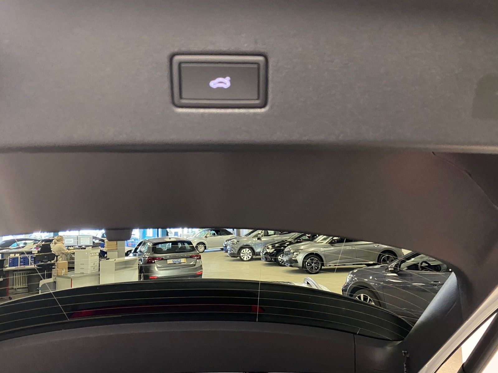 Fahrzeugabbildung Volkswagen T-Roc 1.5 TSI DSG+BLACKSTYLE+PANO+19"+ACC+MATRI+