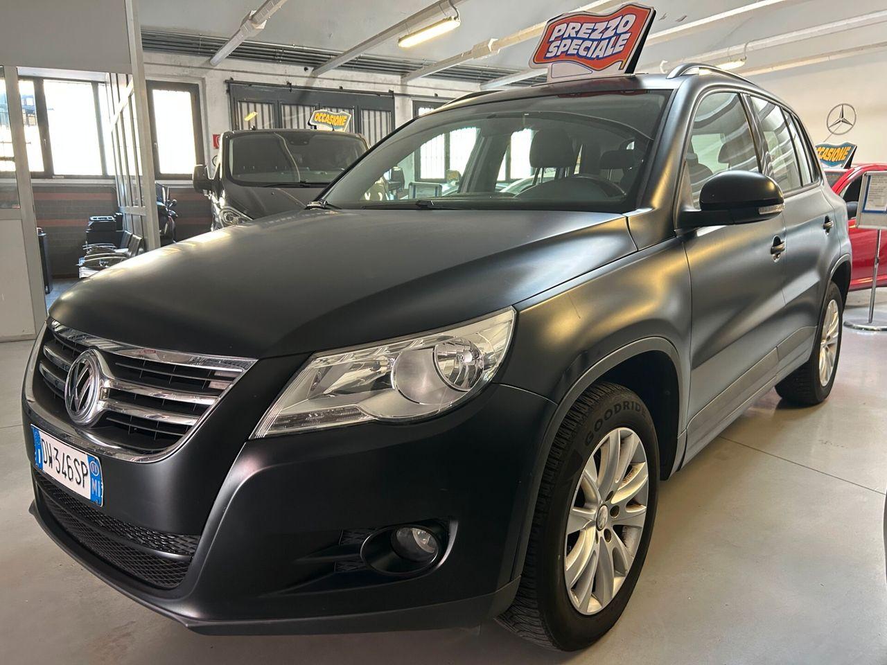 Volkswagen Tiguan 2011 — rear view