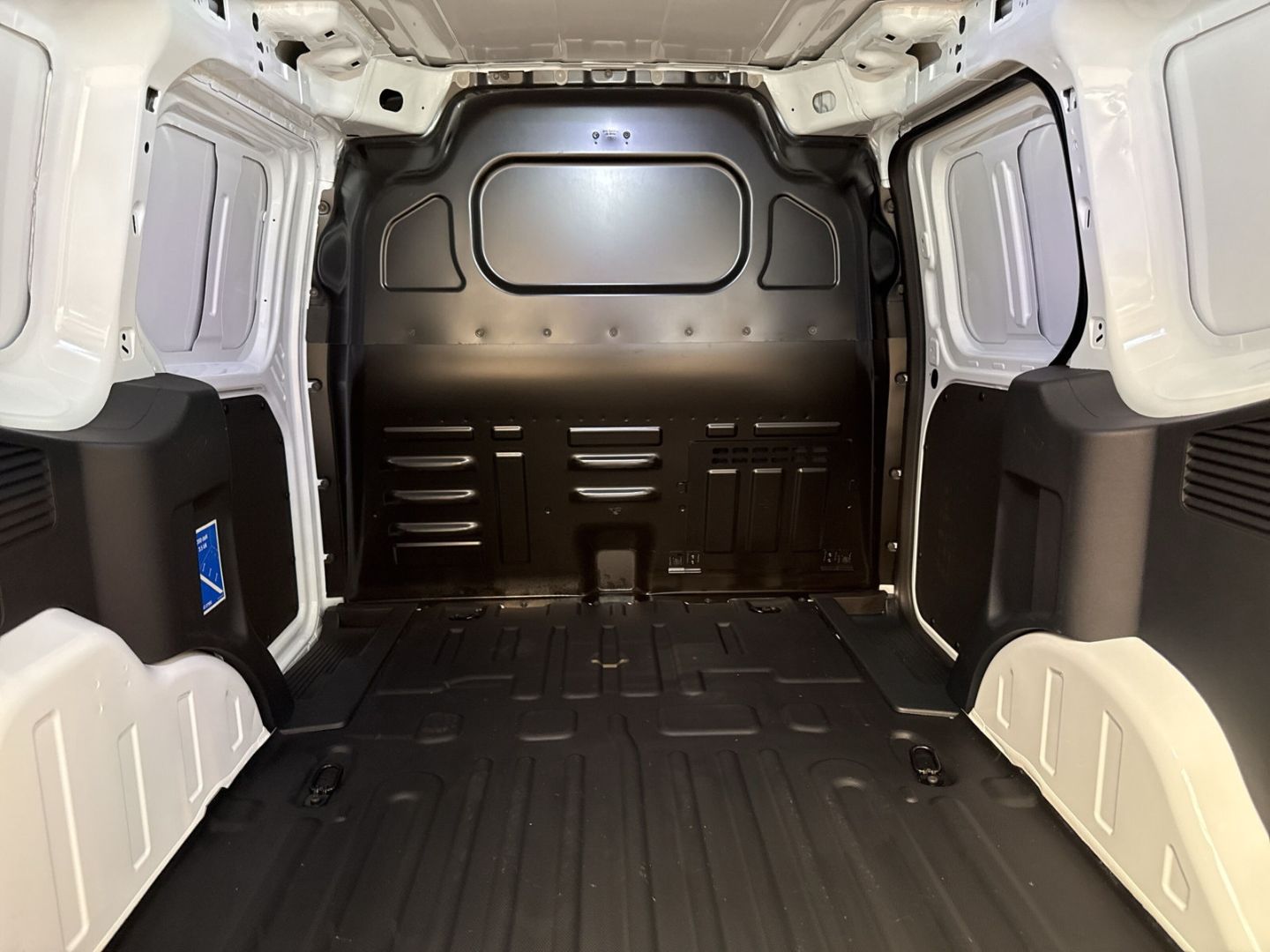 Fahrzeugabbildung Ford Transit Courier Trend AHK Apple CarPlay Android