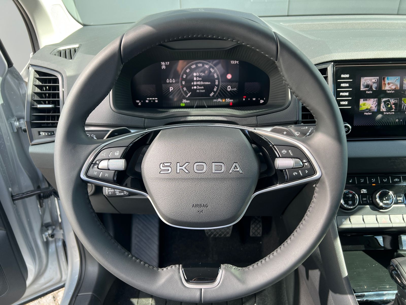 Fahrzeugabbildung SKODA Karoq Selection 1.5 TSI DSG *AHK, LED, ACC, 18"L