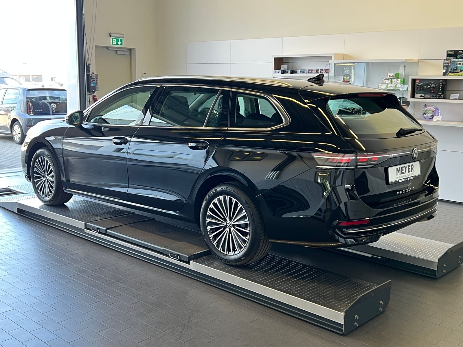 Fahrzeugabbildung Volkswagen Passat Variant Elegance 1.5 eTSI DSG *AHK,IQ-Lig