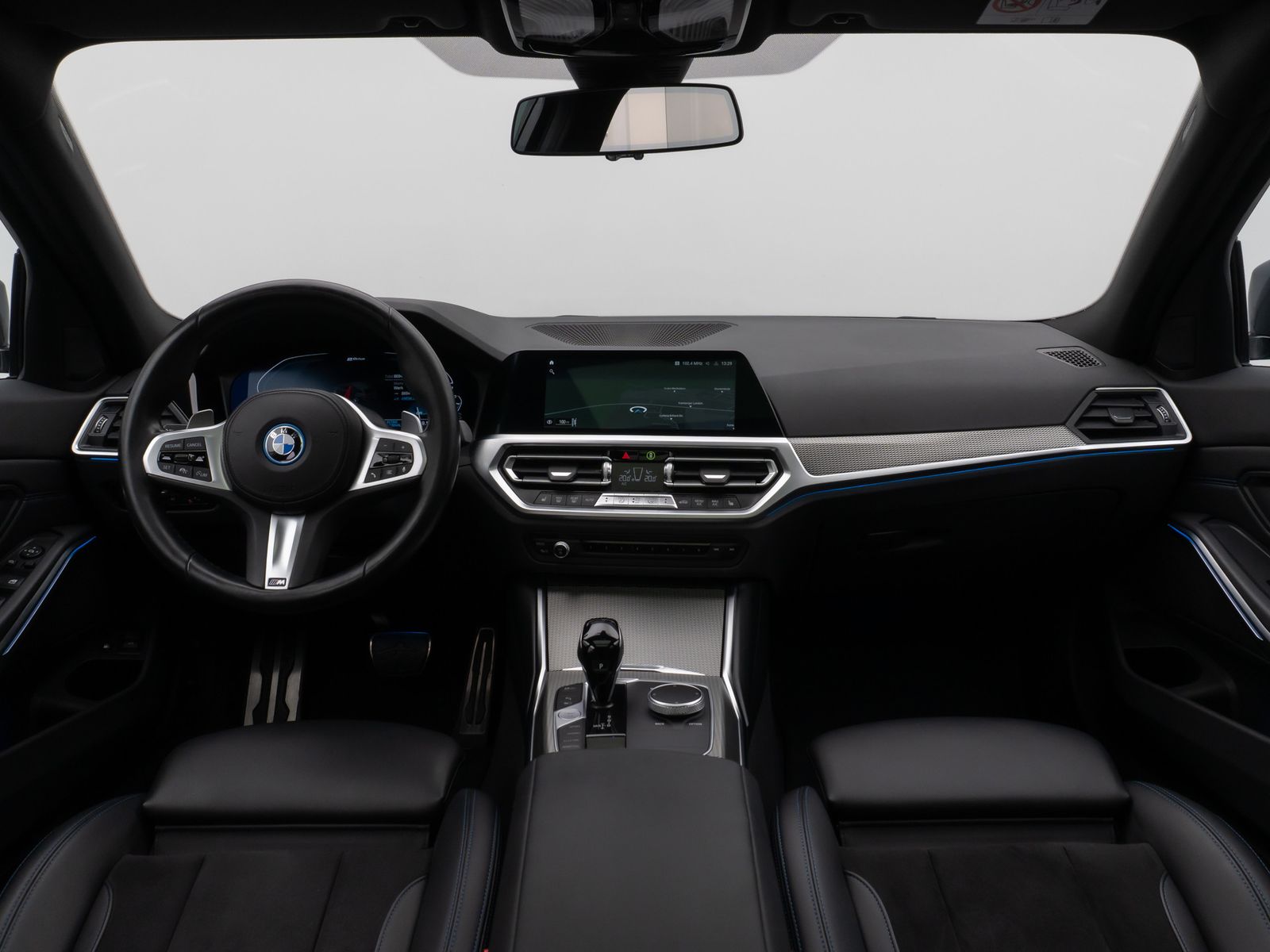 Fahrzeugabbildung BMW 330e M Sport Panorama Kamera Laser HUD DAB HiFi