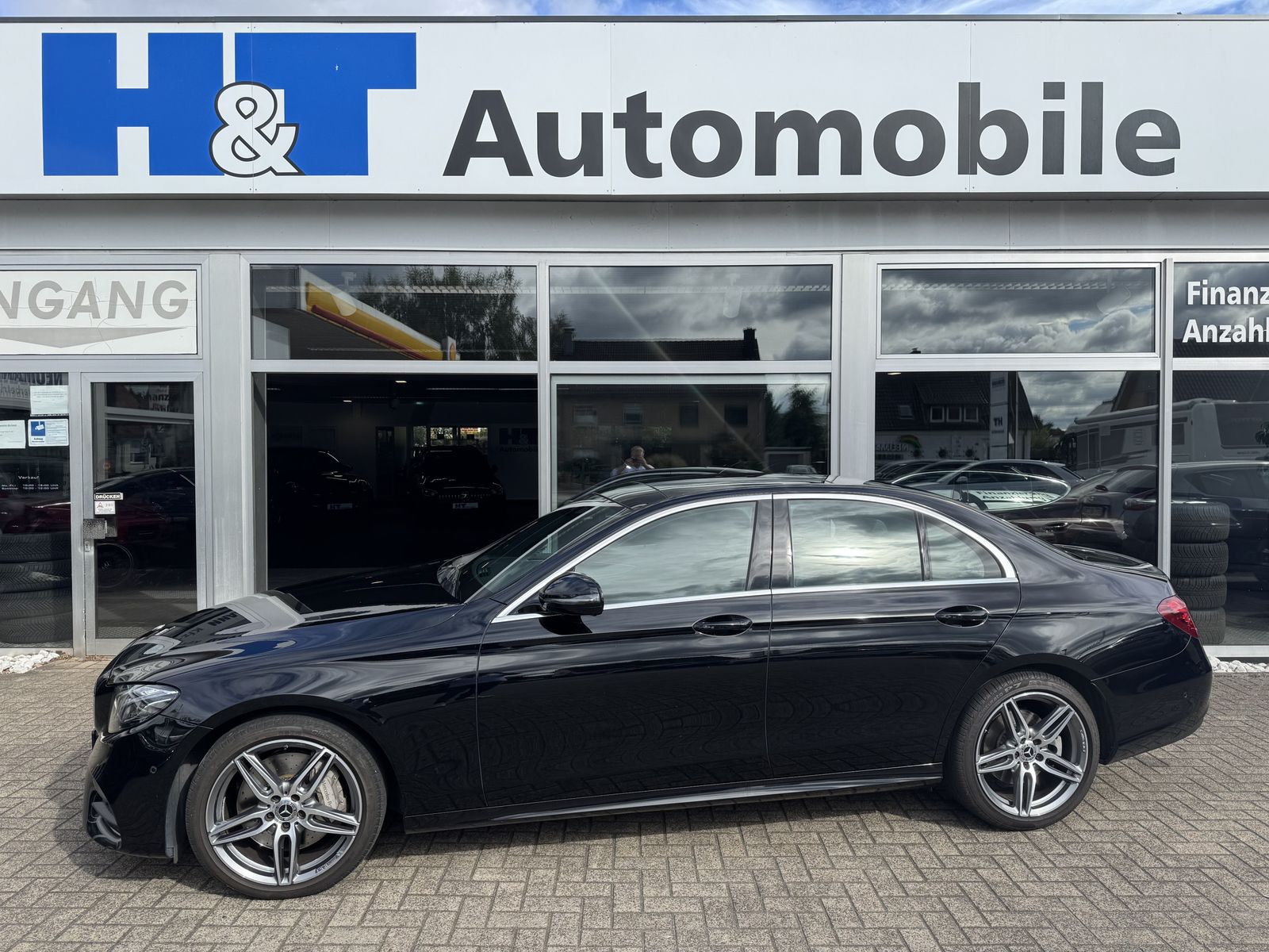 MERCEDES-BENZ E 350d AMG-Line Pano/Multi/LED