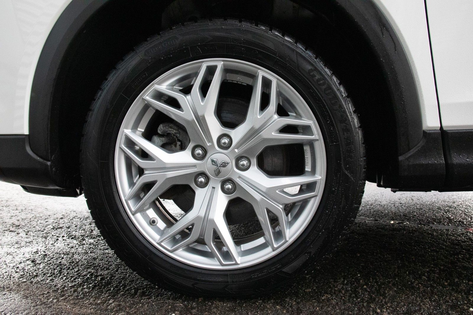 Fahrzeugabbildung Mitsubishi Eclipse Cross 2.4 Basis Plug in Hybrid 4WD Autom