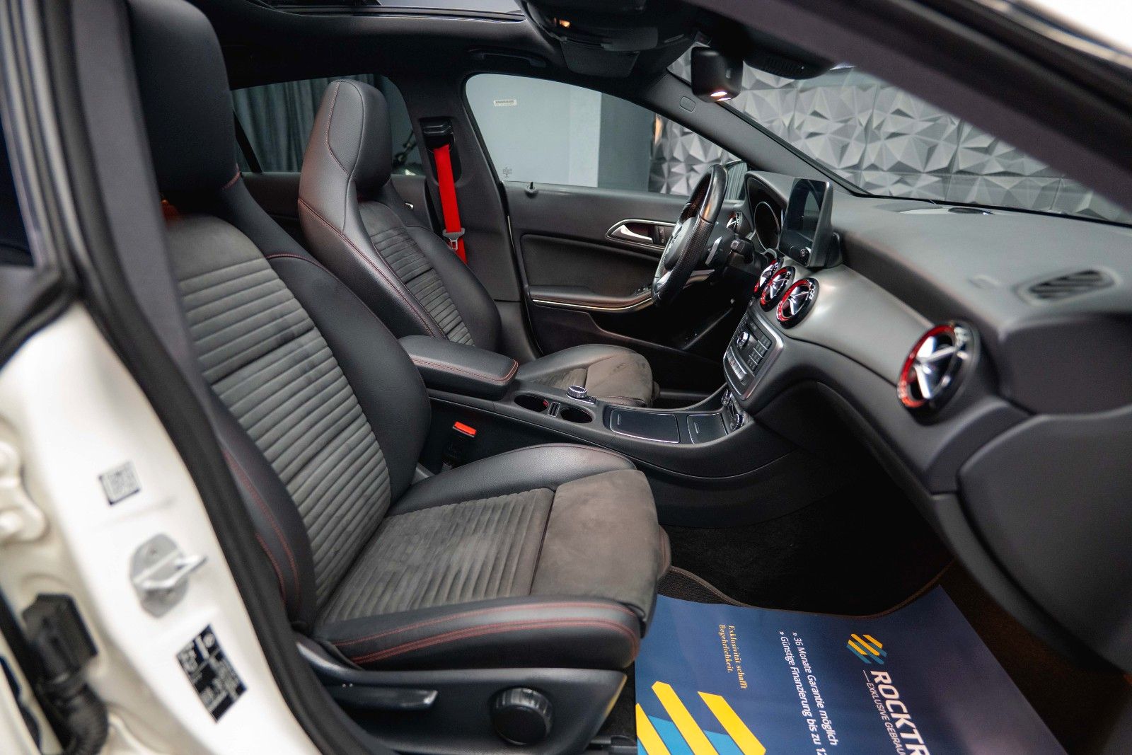 Fahrzeugabbildung Mercedes-Benz CLA 250 Shooting Brake 4Matic AMG Night Pano LED