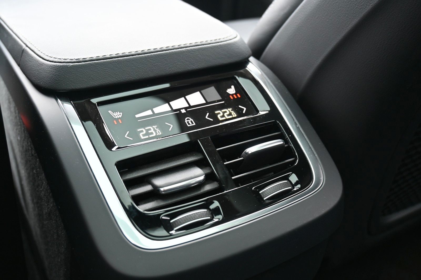 Fahrzeugabbildung Volvo XC90 B5 AWD Ultimate Dark *HUD*B&W*NAV*LUFT*MASS