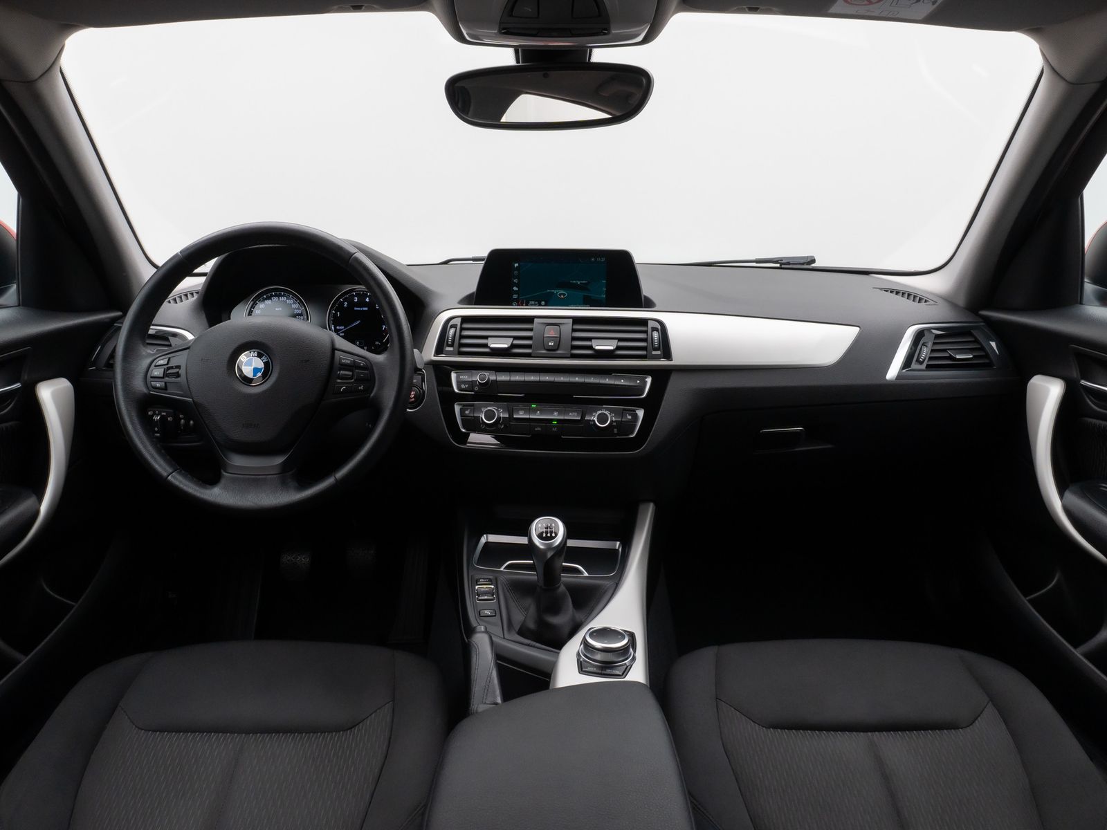 Fahrzeugabbildung BMW 118i Navi WLAN PDC Lordos LED Geschwindigkeitsr