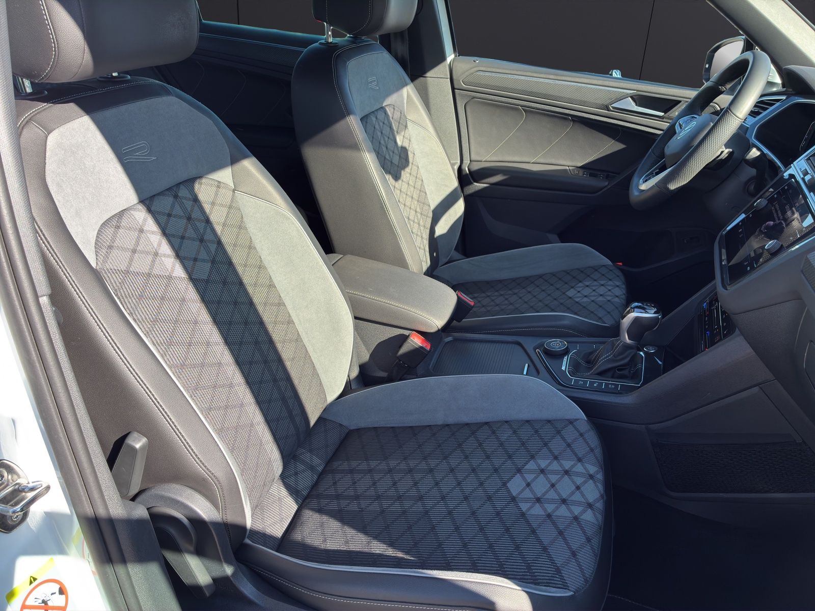 Fahrzeugabbildung Volkswagen Tiguan TDI R-Line DSG 4M Matrix Navi AID ACC RFK