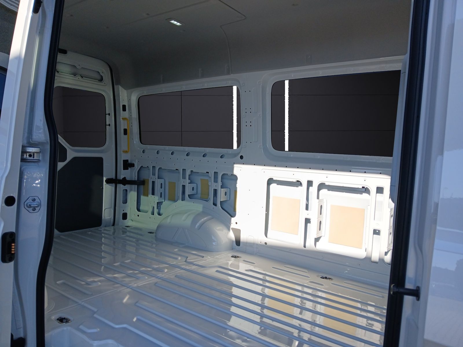 Fahrzeugabbildung Volkswagen Crafter Kasten TDI 130 kW MR 4 MOTION TLED RearV