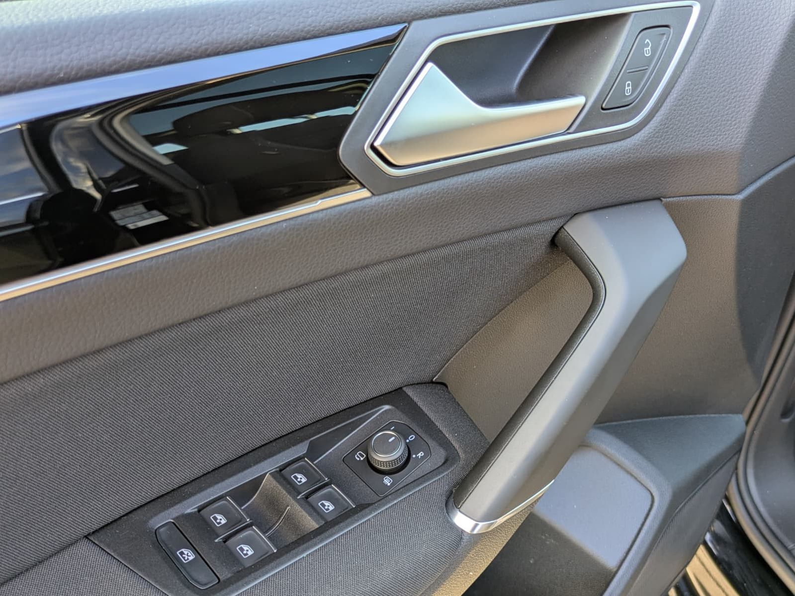 Fahrzeugabbildung Volkswagen Touran 2.0 DSG R-Line High. Pano 7-Si IQ.Dri AHK