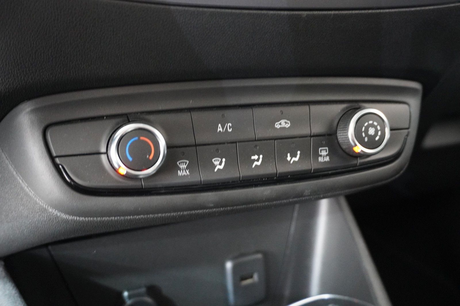 Fahrzeugabbildung Opel Crossland (X) 1.2 EDITION NAVI/LED/KAMERA/DAB+