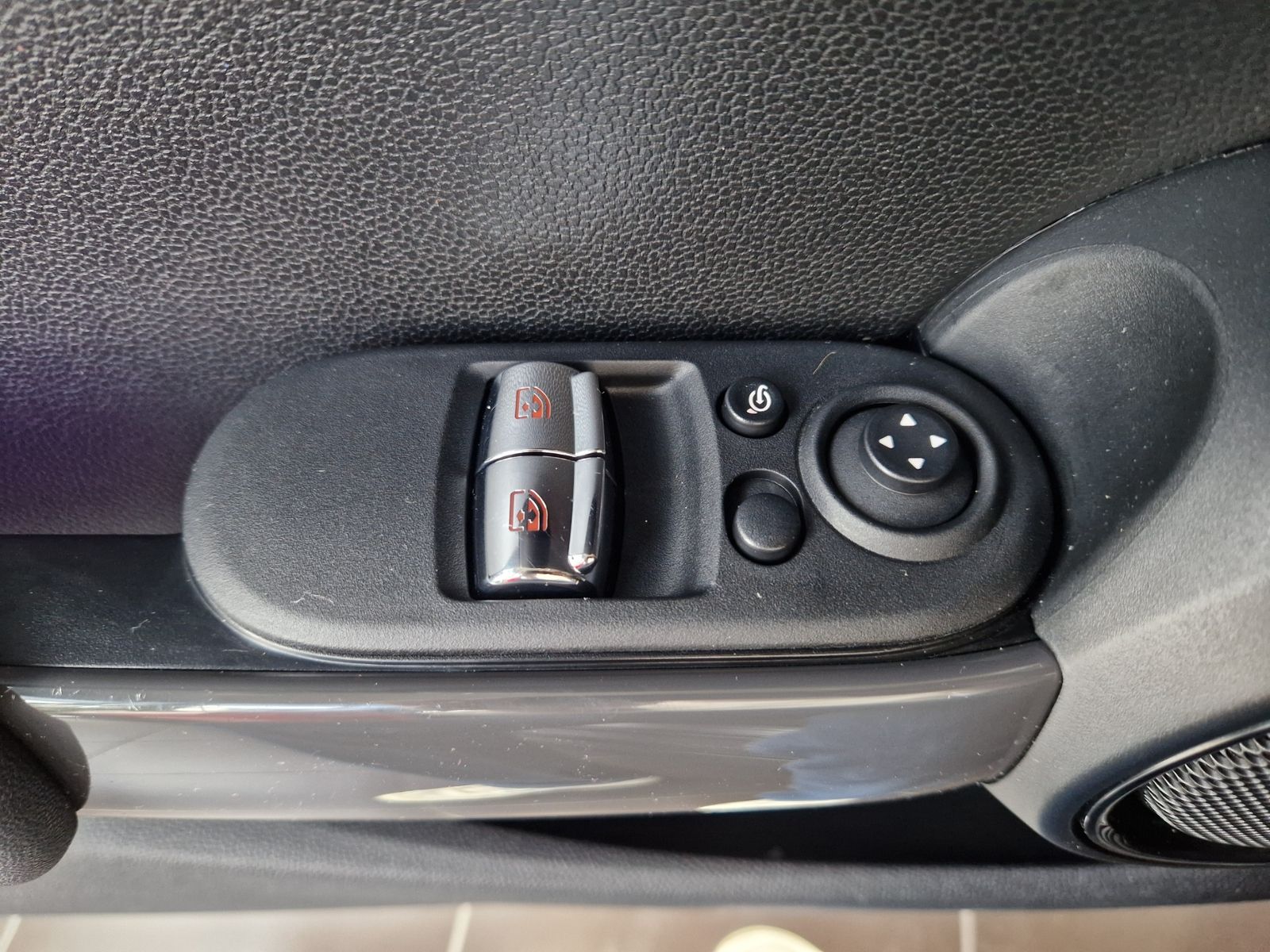 Fahrzeugabbildung MINI Cooper Pepper LED DAB SHZ PDC ALU