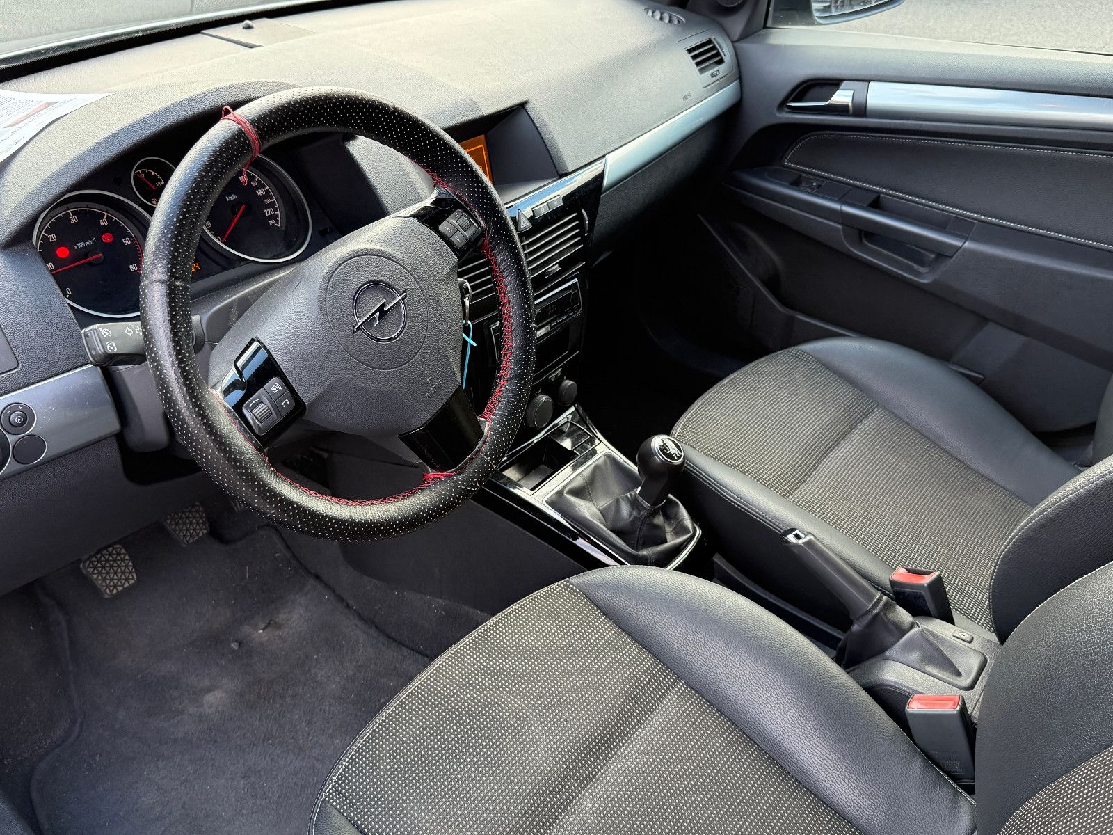 Fahrzeugabbildung Opel Astra H 1.9 CDTI Lim. Innovation "110 Jahre" PDC