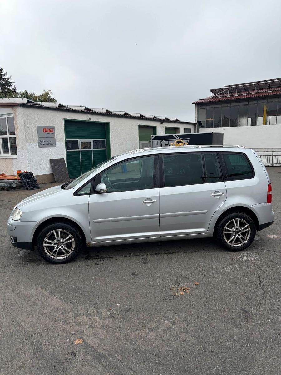 Volkswagen Touran 2005 — rear view