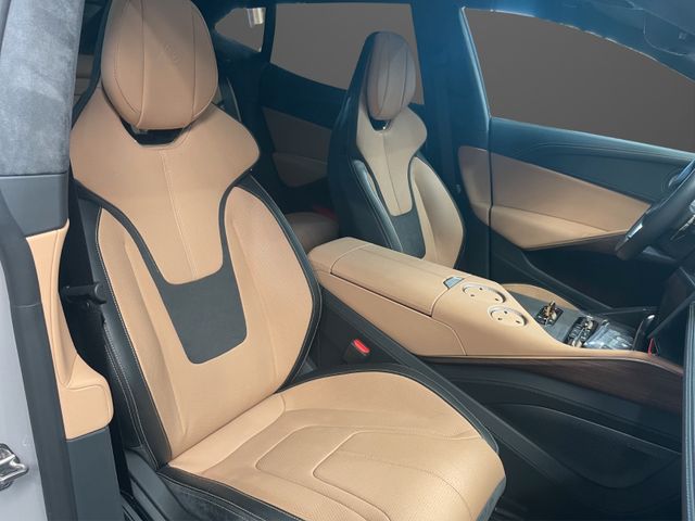 Fahrzeugabbildung Lotus Eletre R KEF Voll Carbon Gold innen