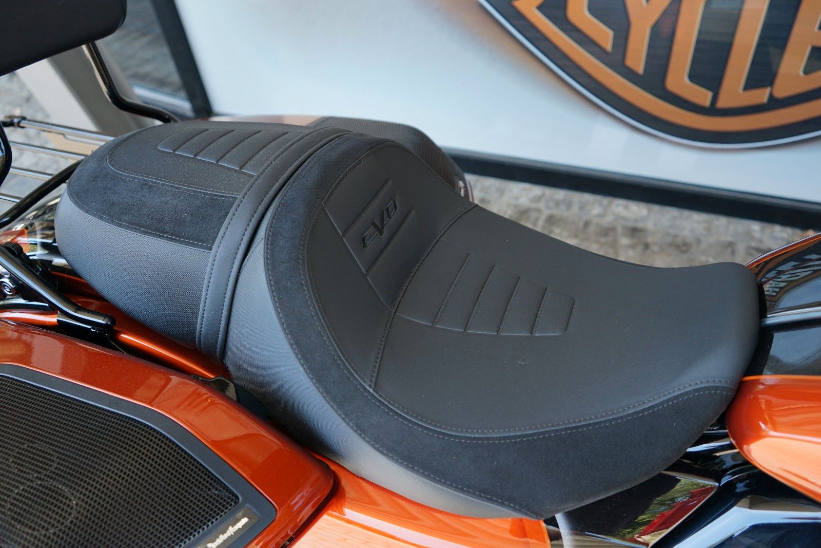 Fahrzeugabbildung Harley-Davidson Street Glide CVO FLHXSE Jekill & Hyde