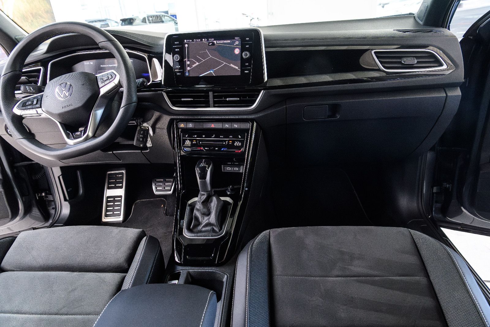 Fahrzeugabbildung Volkswagen T-Roc R-Line 1.5 TSI DSG LED+AHK+KAMERA+ACC+SHZ