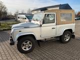 Land Rover Defender 90 E Soft Top*SH*AHK*LM TOP Zustand - silberne Land Rover Defender