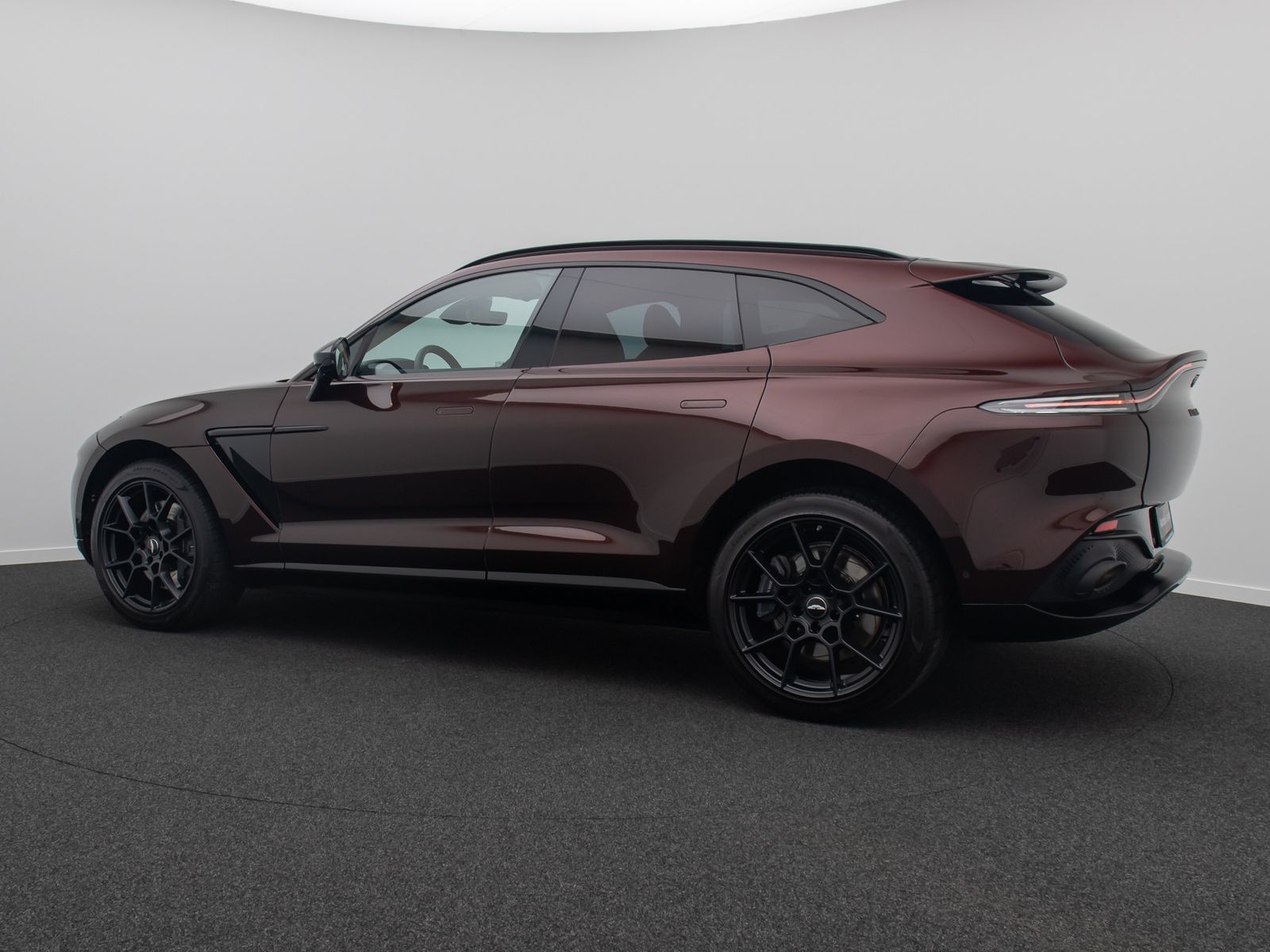 Fahrzeugabbildung Aston Martin DBX 4.0 V8 Individual Carbon Elegance Mega-Voll