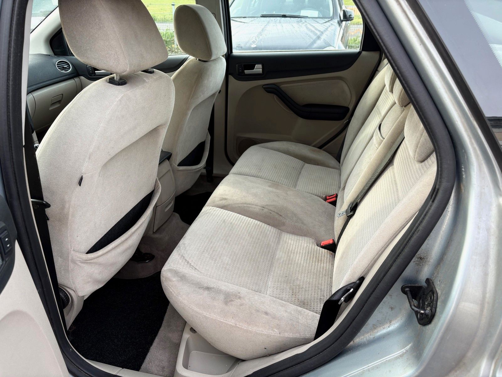 Fahrzeugabbildung Ford Focus 1.6 Lim. Ghia Klimaauto Glasdach SHZ PDC