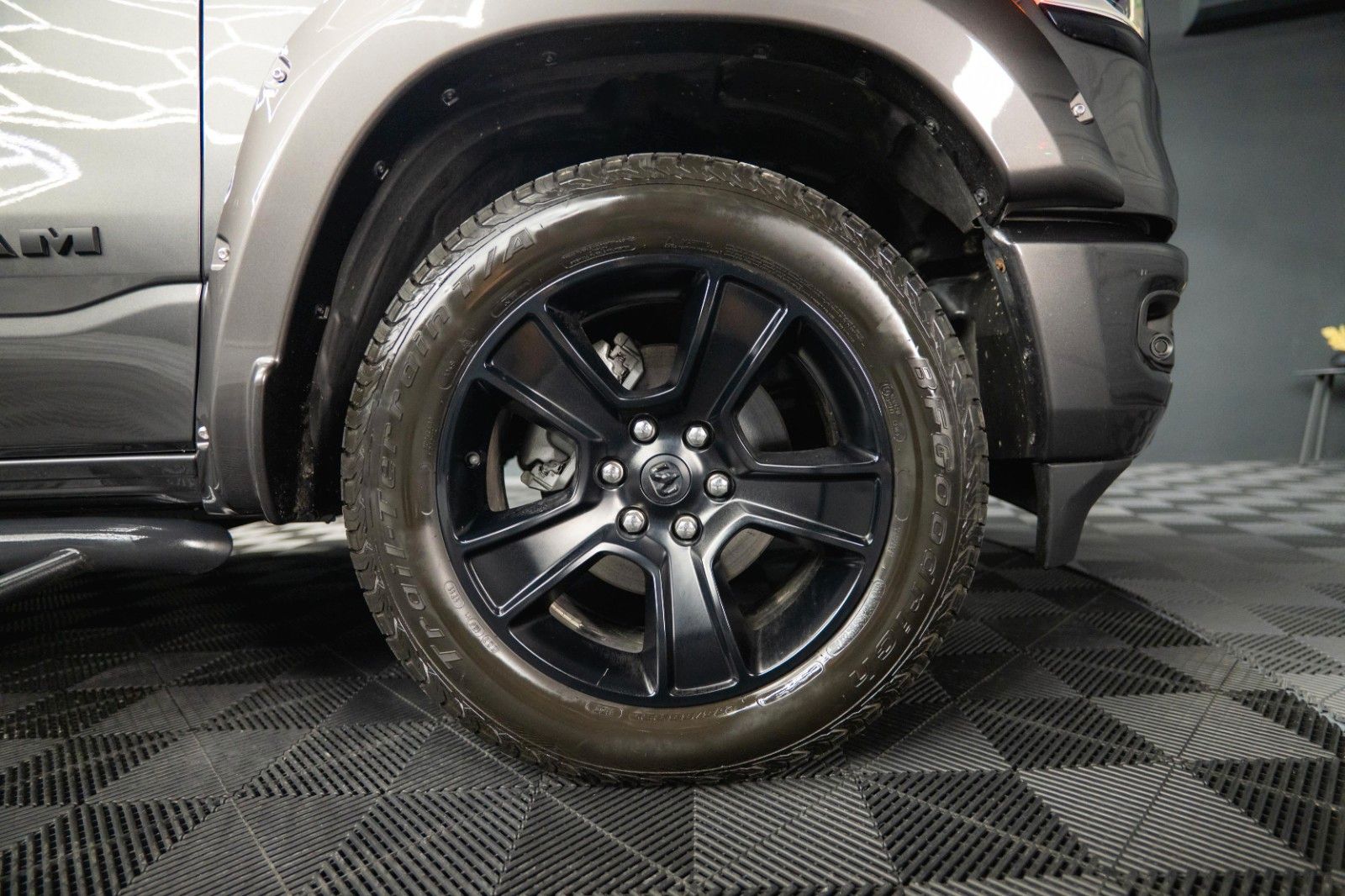 Fahrzeugabbildung Dodge RAM 5.7 V8 HEMI 4x4 OFFROAD Night Limited 19%