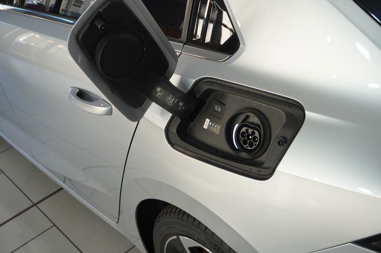 Fahrzeugabbildung Opel Astra L Lim. 1.6 HYBRID ELEGANCE NAVI/LED/KAMERA