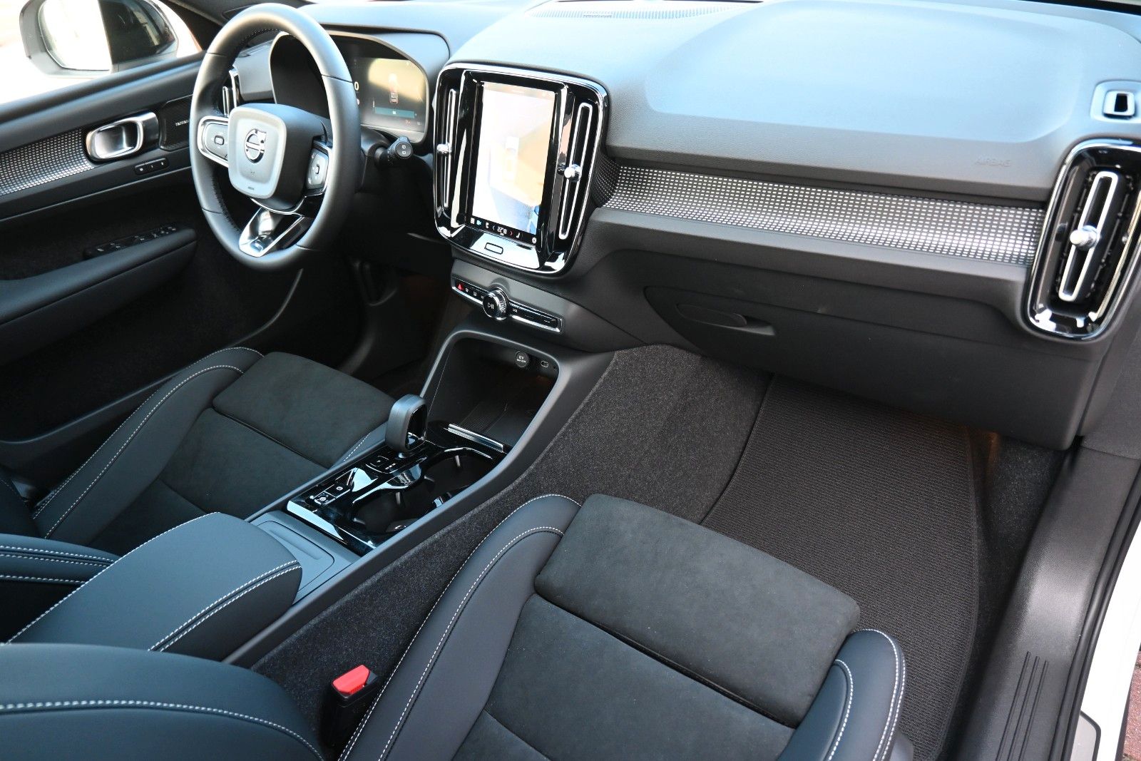 Fahrzeugabbildung Volvo XC40 B3 DKG Plus Dark*FSHZG*Pixel*360°*ACC