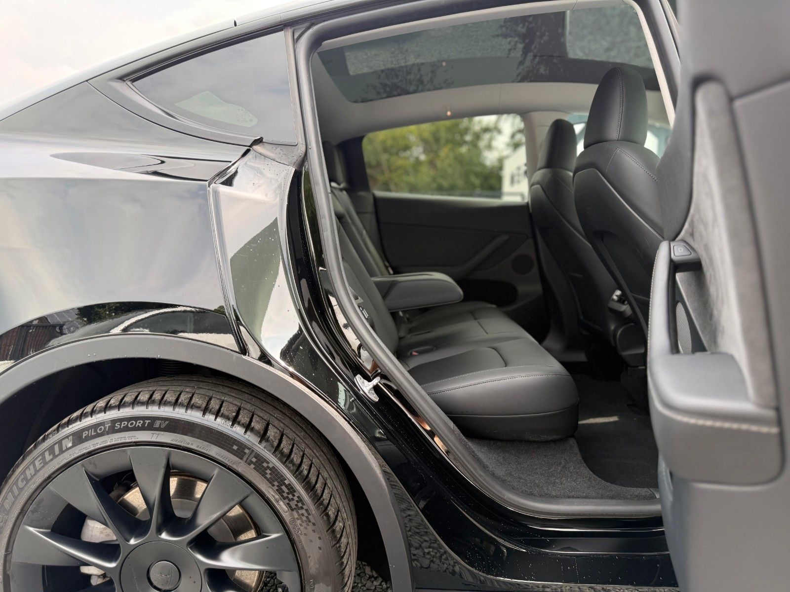 Tesla Model Y Long Range AWD Ryzen AHK 1.Hand MwSt. foto 19