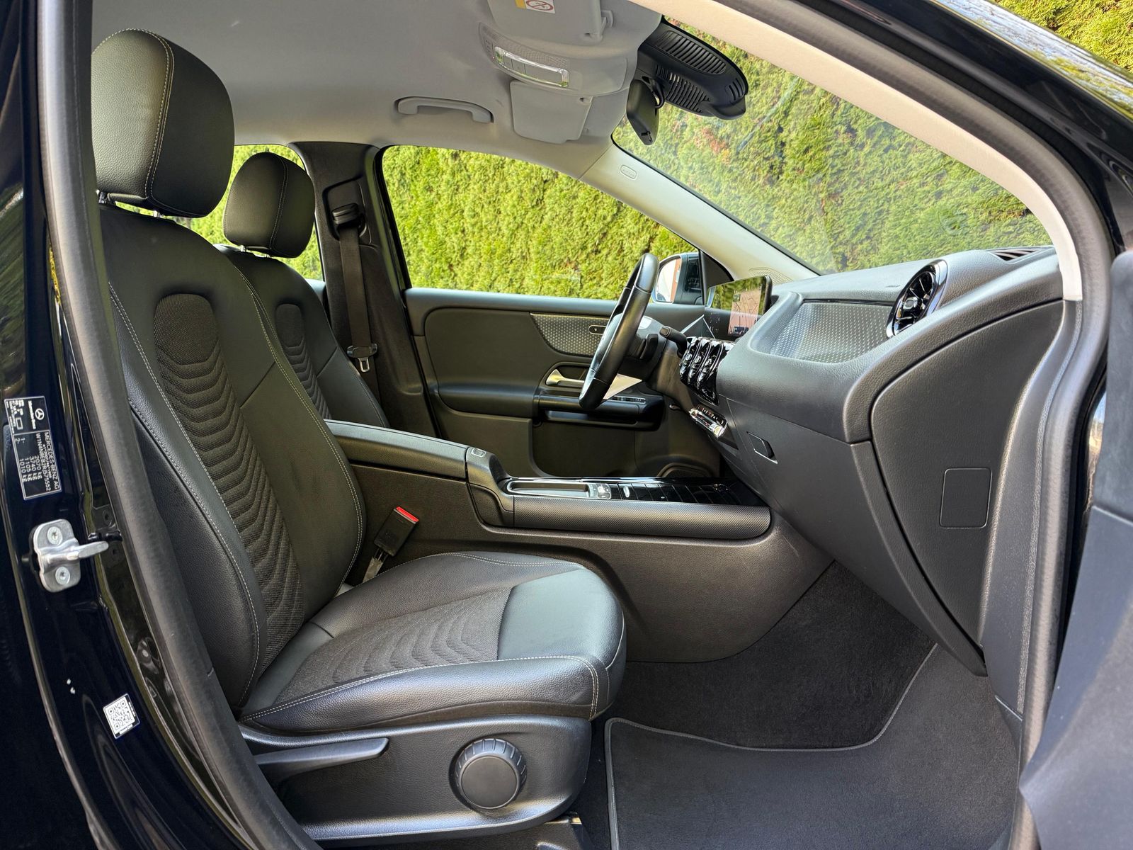 Fahrzeugabbildung Mercedes-Benz GLA 180 7G LED+MBUX+VIRT+SHZ+KAM+PARK+T-LEDER+