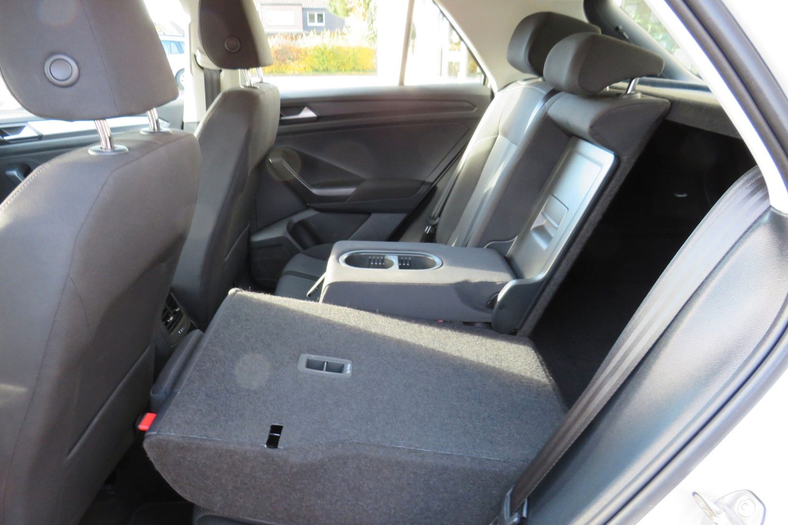 Fahrzeugabbildung Volkswagen T-Roc Life DSG AHK NAVI SITZH. APP-CON. LED 1Hd