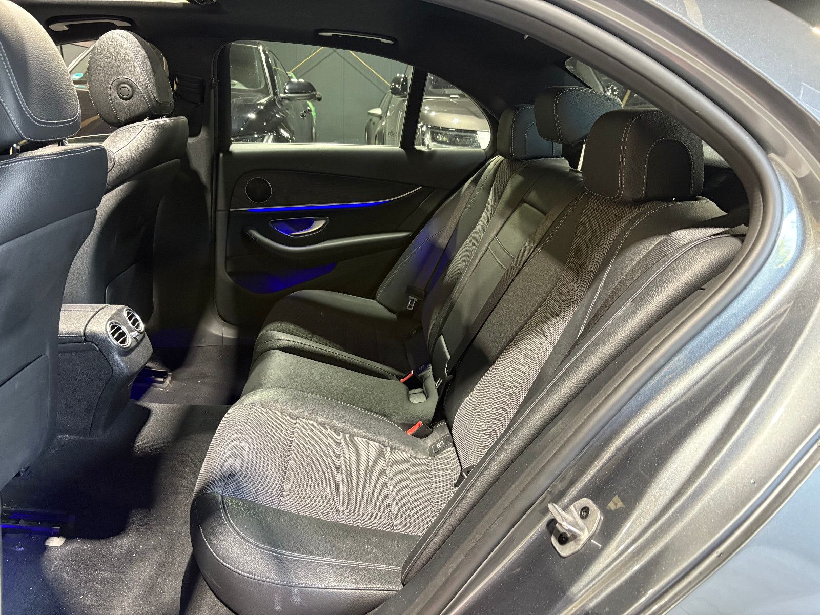 Fahrzeugabbildung Mercedes-Benz E 200 Lim./PANO/AMBIENTE/APPLE/SHZ/KLIMA/