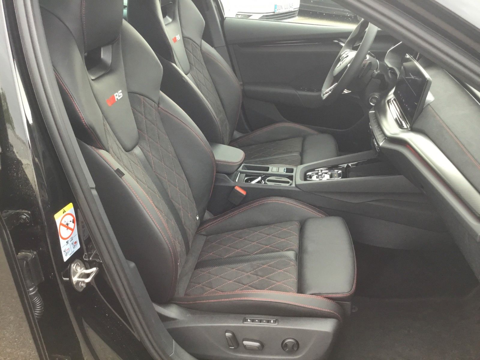 Fahrzeugabbildung SKODA Octavia 2.0TSI DSG RS Combi+AHK+Standheizung+19"