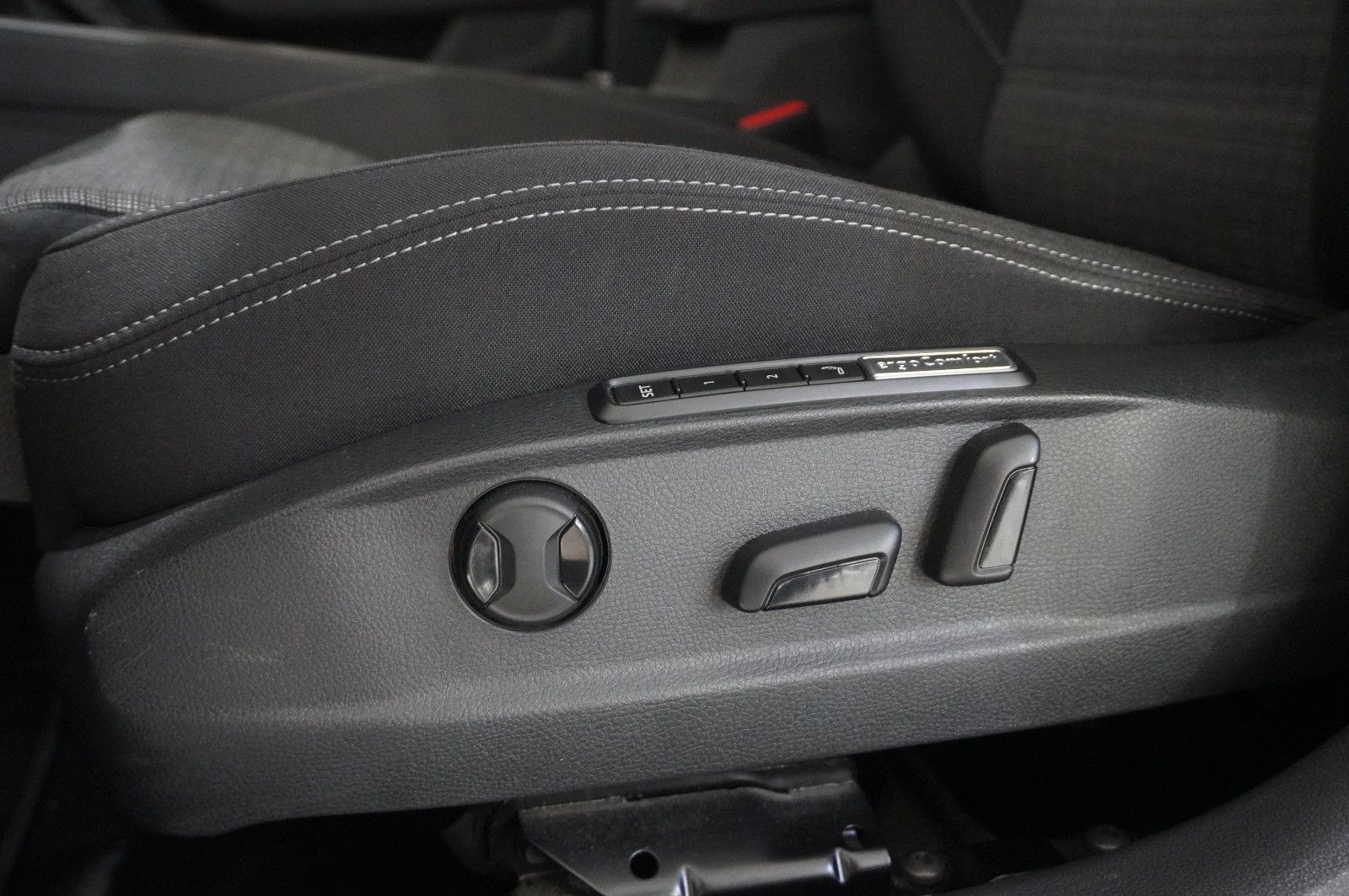 Fahrzeugabbildung Volkswagen Passat Var. 2.0D BUSINESS DSG NAVI/LED/KAMERA/SH