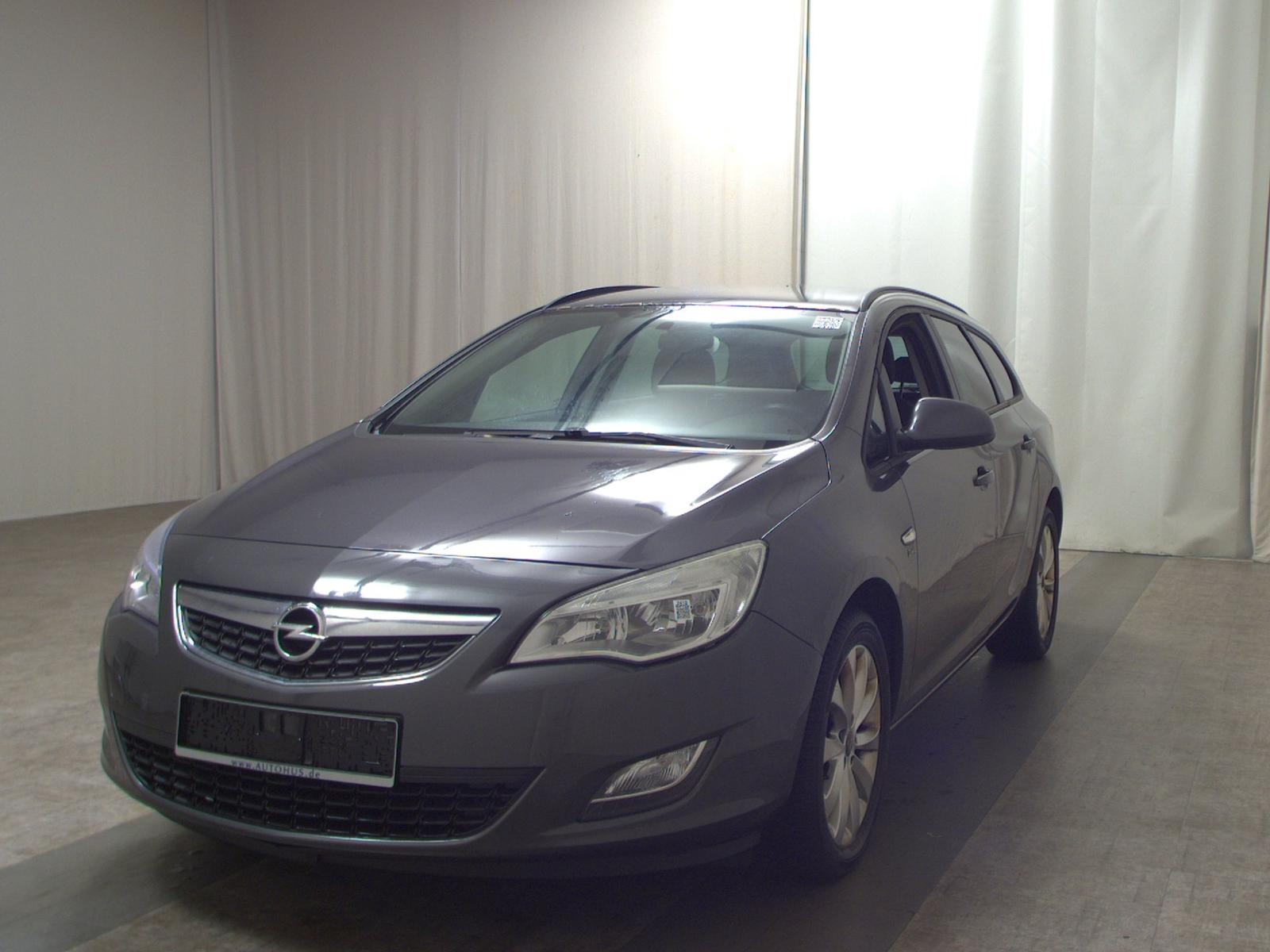 Opel Astra 2012 — rear view