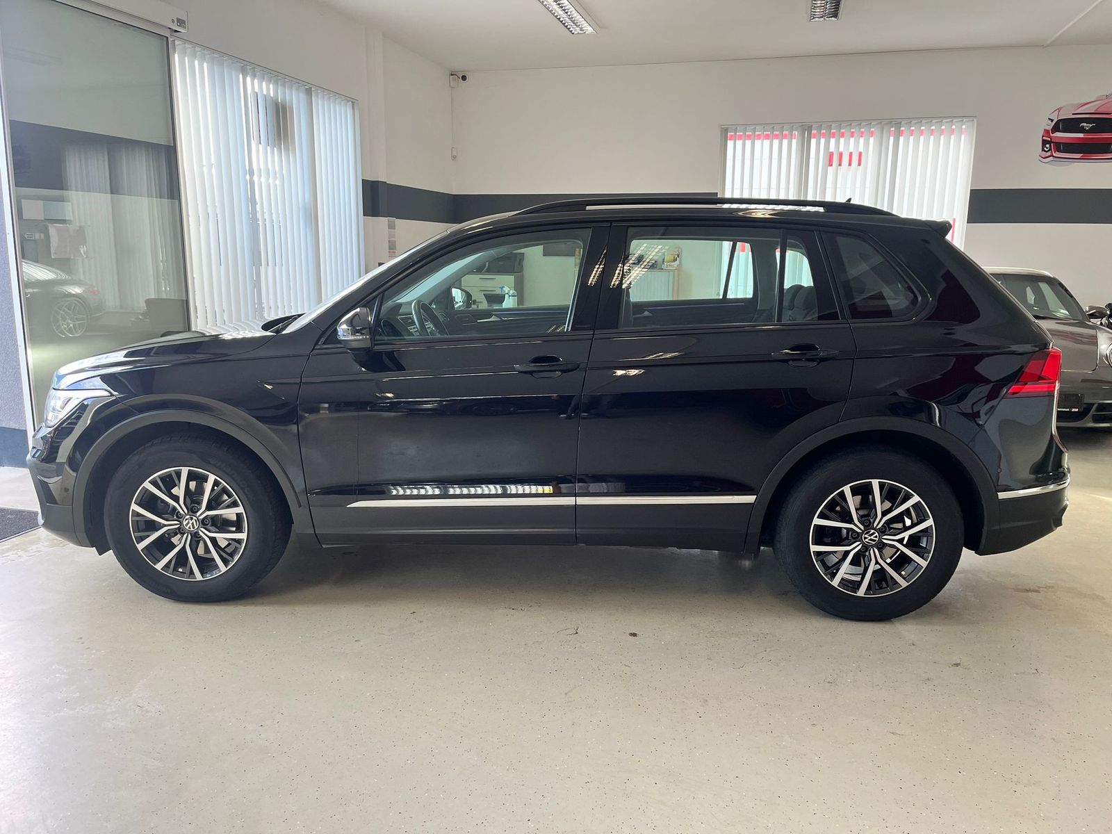 Fahrzeugabbildung Volkswagen Tiguan Life 2,0 TDI ACC/LED/AHK/SHZ/StHz/HARMAN