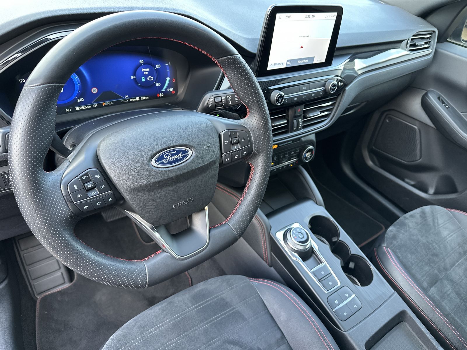 Fahrzeugabbildung Ford Kuga 2.5 Duratec PHEV ST-Line X NAV+LED+B&O+PANO