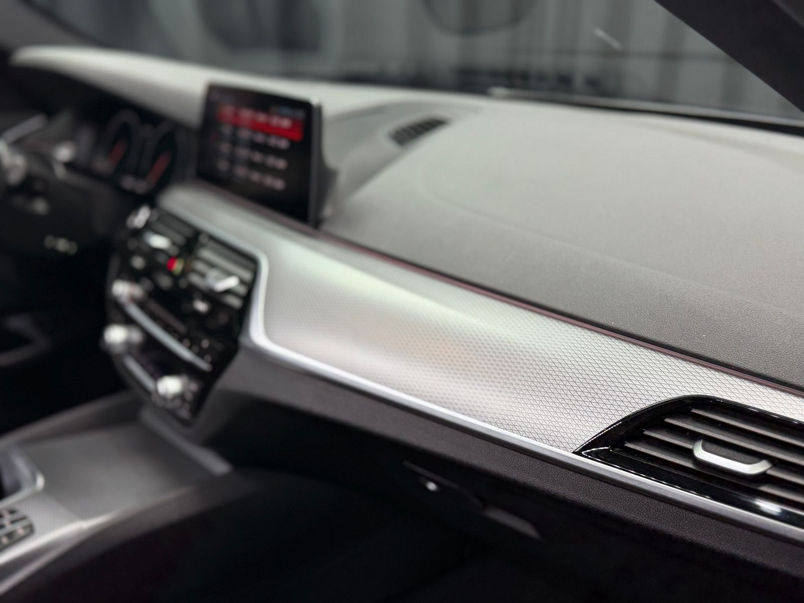 Fahrzeugabbildung BMW 540i Touring xDrive M Sport|HIFI|HuD|PANO|KEYLES