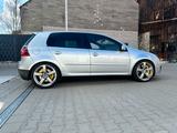 Volkswagen VW Golf 5 GTI Pirelli - Volkswagen Golf mit Benzin-Antrieb: Pirelli GTI