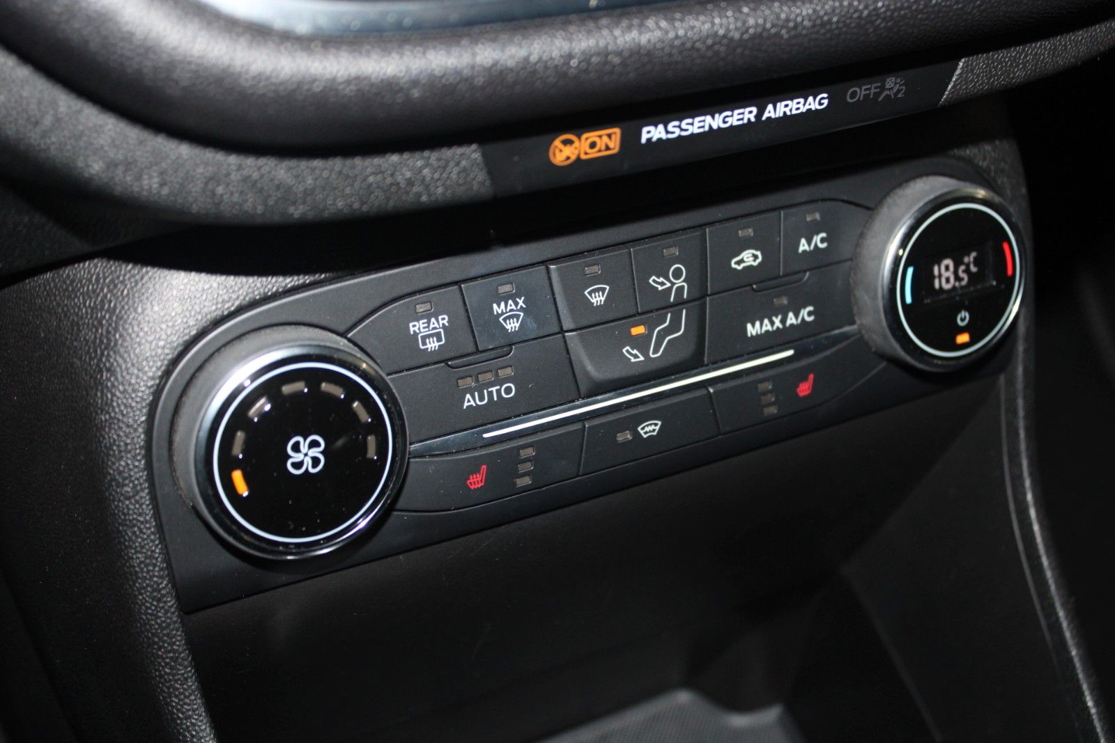 Fahrzeugabbildung Ford Fiesta Titanium 5-T KLIMA Allwetter PDC WinterP.
