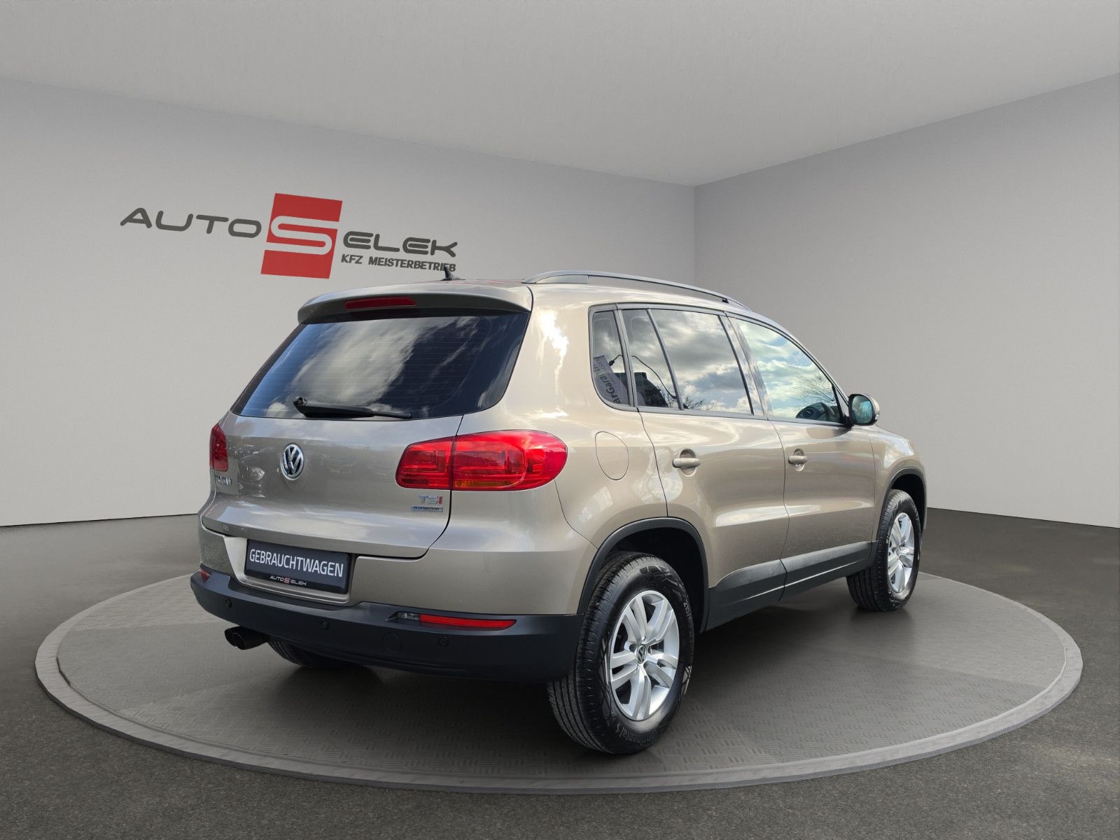 Fahrzeugabbildung Volkswagen Tiguan AHK TEMPOMAT PDC SHZ TÜV SERVICE NEU