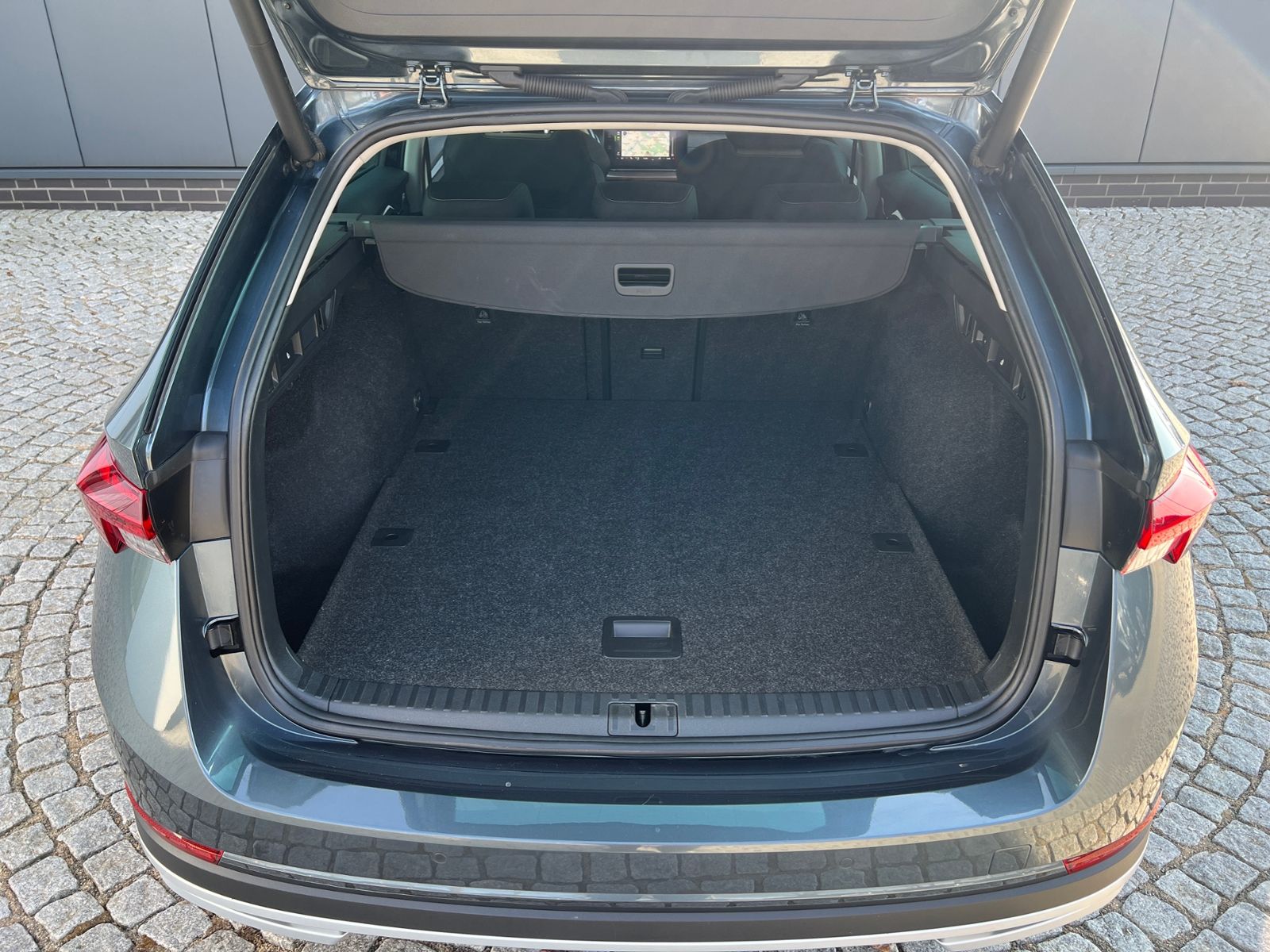 Fahrzeugabbildung SKODA Octavia Combi Scout 2.0 TDI DSG 4x4 *AHK, Navi,
