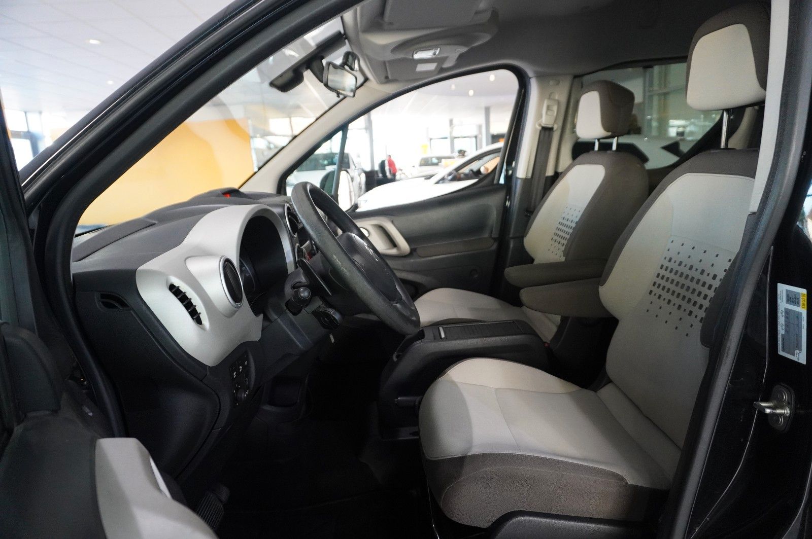 Fahrzeugabbildung Citroën Berlingo Kombi 1.6 HDI SELECTION 5-SITZ KLIMA/SH